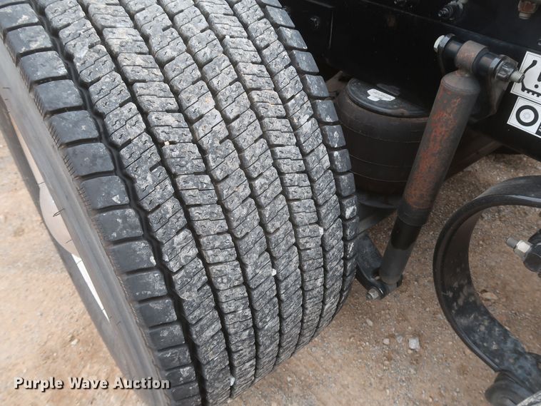 image for item KR9821 2017 Peterbilt 579  semi truck