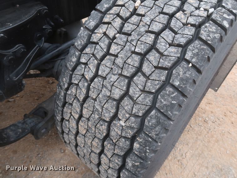 image for item KR9821 2017 Peterbilt 579  semi truck