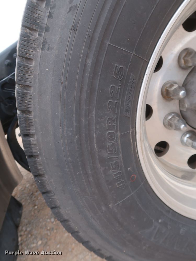 image for item KR9821 2017 Peterbilt 579  semi truck