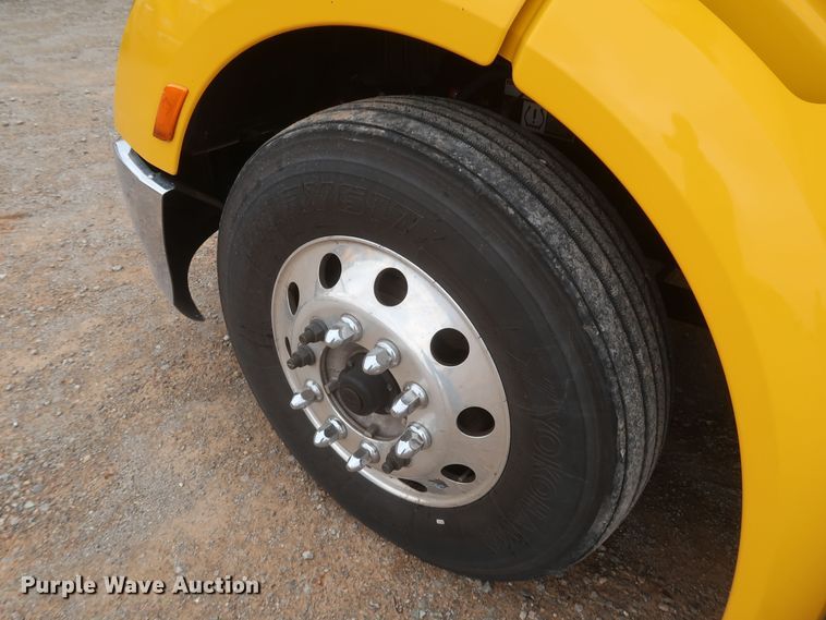 image for item KR9821 2017 Peterbilt 579  semi truck