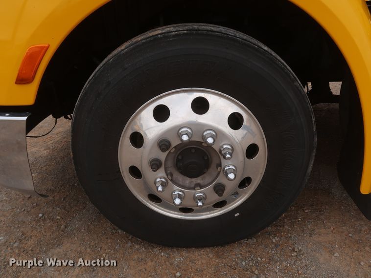 image for item KR9821 2017 Peterbilt 579  semi truck