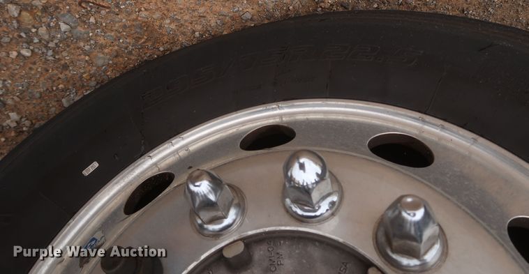 image for item KR9821 2017 Peterbilt 579  semi truck