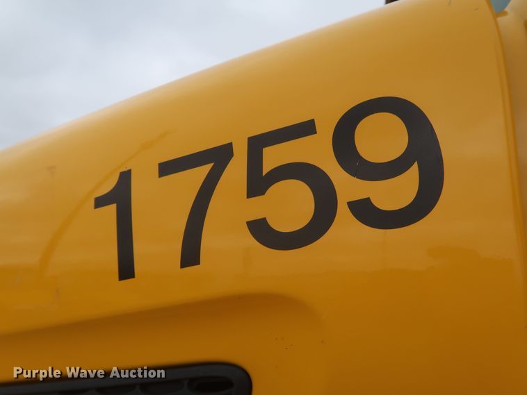 image for item KR9821 2017 Peterbilt 579  semi truck