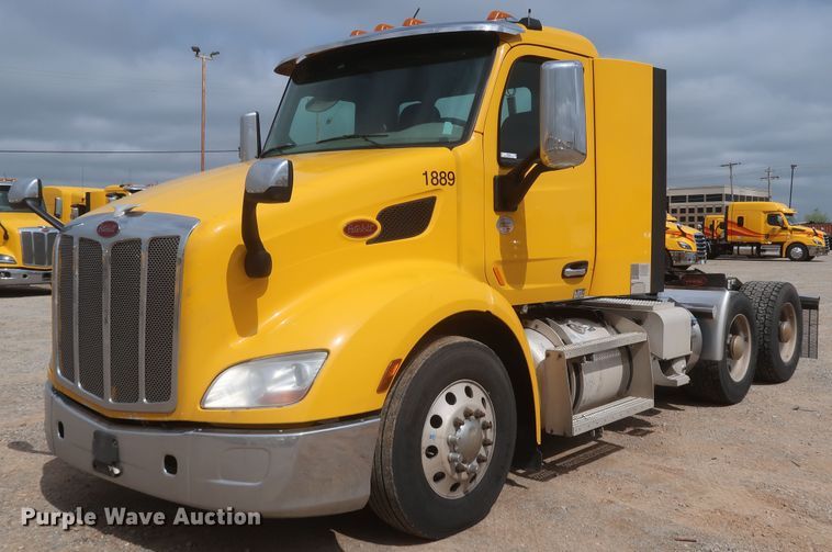 image for item KR9822 2019 Peterbilt 579  semi truck