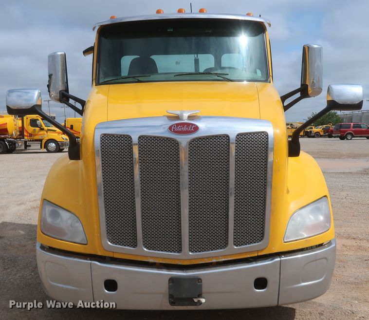 image for item KR9822 2019 Peterbilt 579  semi truck