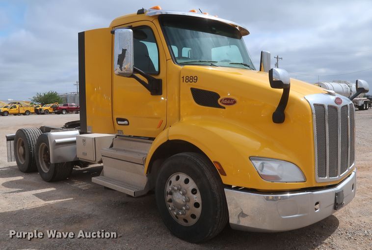 image for item KR9822 2019 Peterbilt 579  semi truck