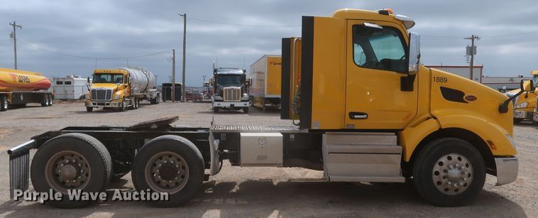 image for item KR9822 2019 Peterbilt 579  semi truck