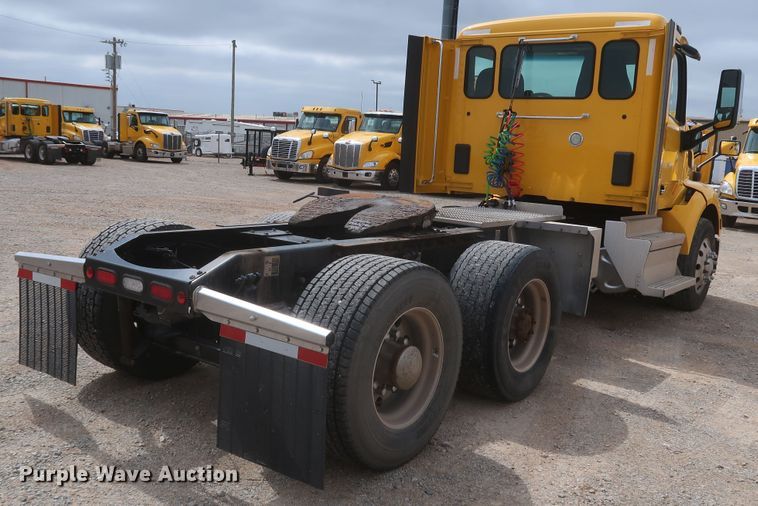 image for item KR9822 2019 Peterbilt 579  semi truck