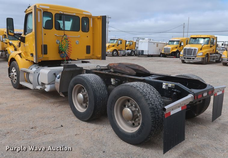 image for item KR9822 2019 Peterbilt 579  semi truck