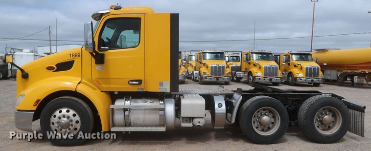 image for item KR9822 2019 Peterbilt 579  semi truck