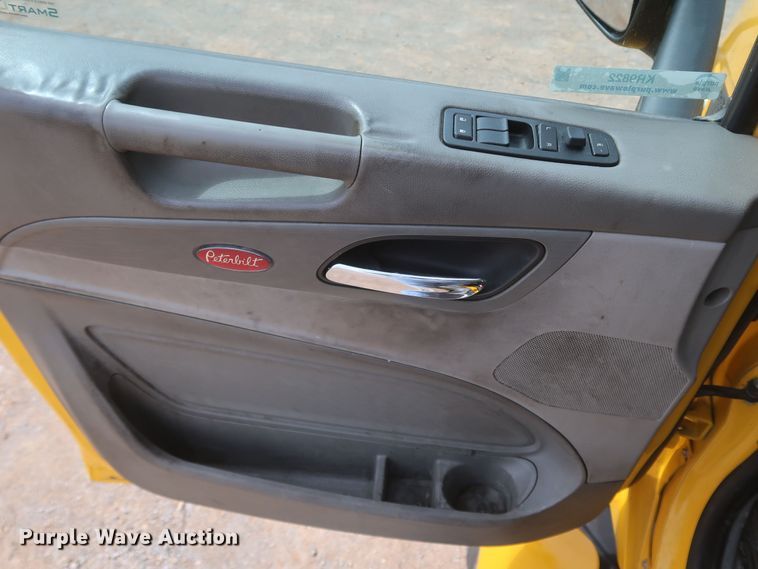 image for item KR9822 2019 Peterbilt 579  semi truck