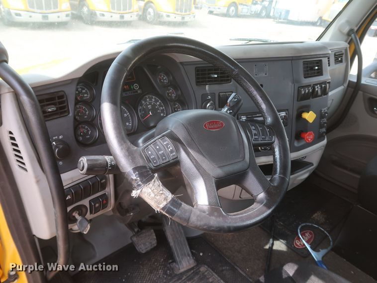 image for item KR9822 2019 Peterbilt 579  semi truck