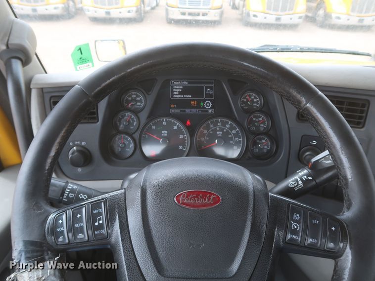 image for item KR9822 2019 Peterbilt 579  semi truck