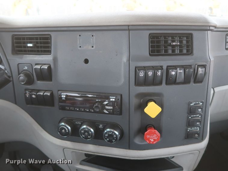 image for item KR9822 2019 Peterbilt 579  semi truck