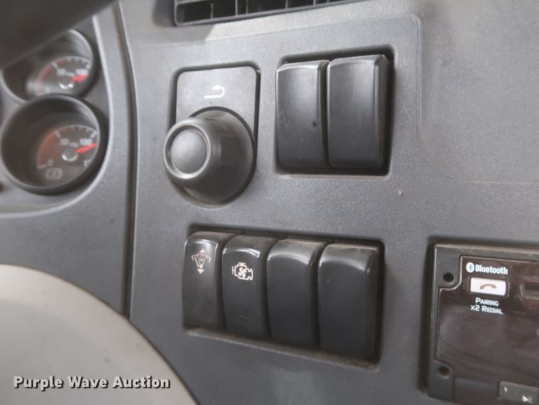 image for item KR9822 2019 Peterbilt 579  semi truck