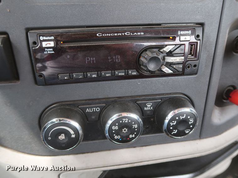 image for item KR9822 2019 Peterbilt 579  semi truck