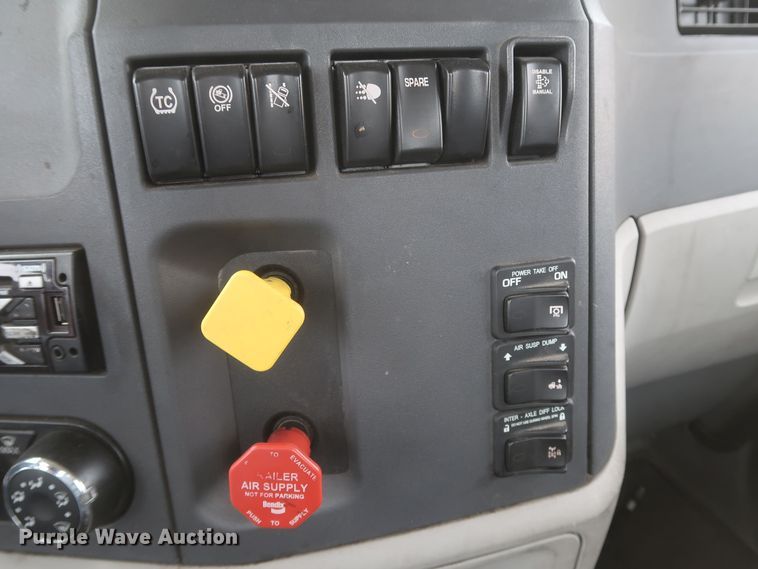 image for item KR9822 2019 Peterbilt 579  semi truck