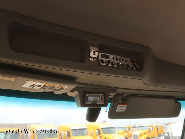 image for item KR9822 2019 Peterbilt 579  semi truck