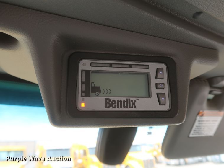 image for item KR9822 2019 Peterbilt 579  semi truck