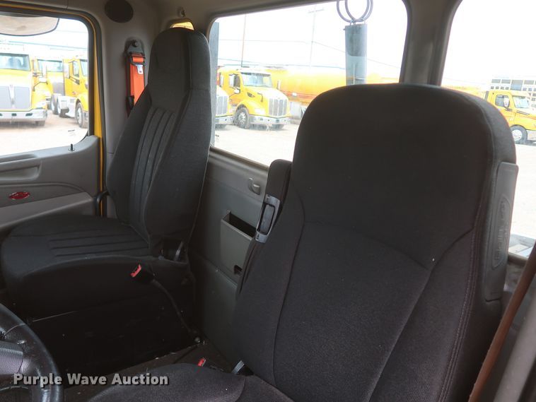 image for item KR9822 2019 Peterbilt 579  semi truck