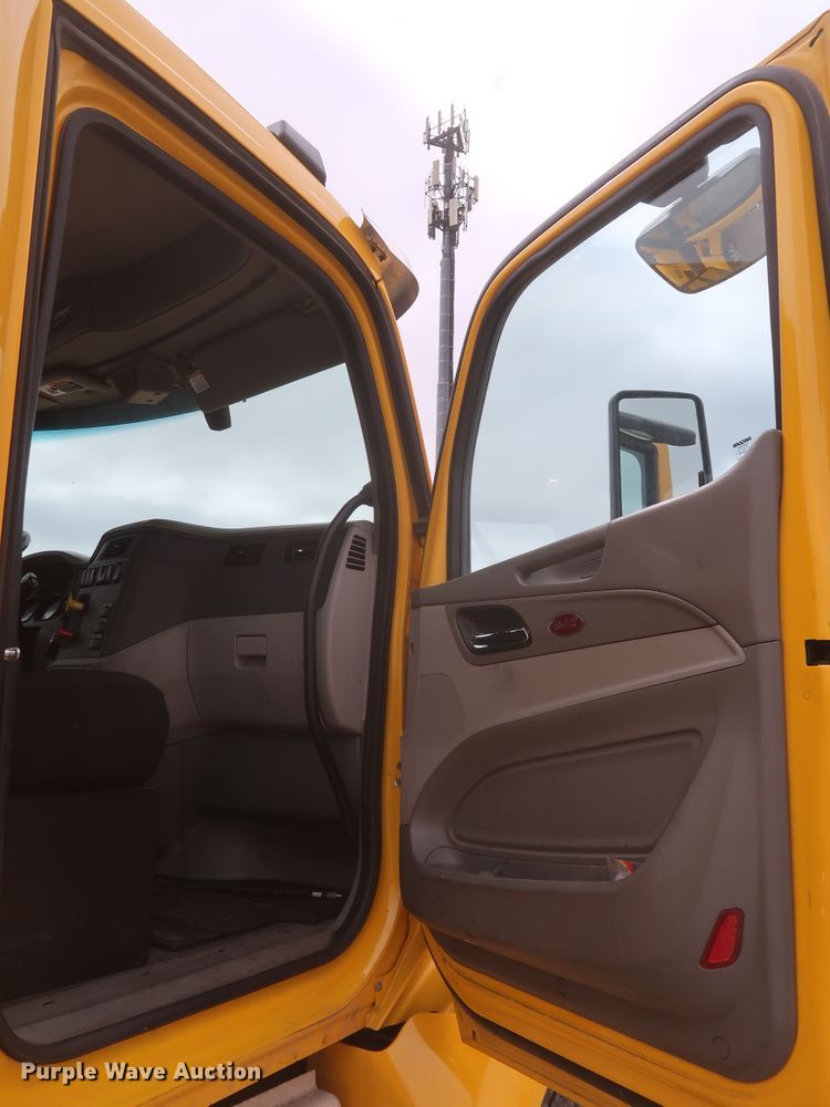 image for item KR9822 2019 Peterbilt 579  semi truck