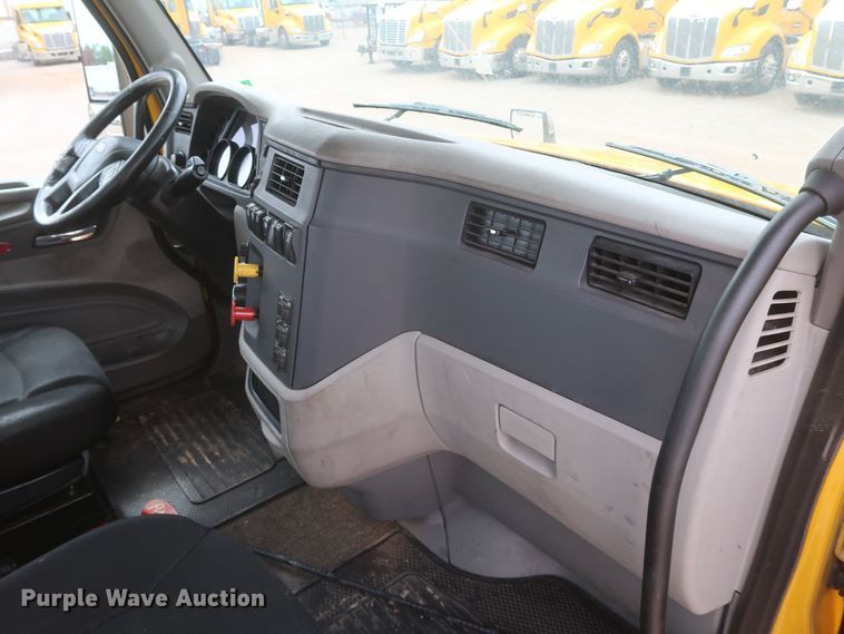 image for item KR9822 2019 Peterbilt 579  semi truck