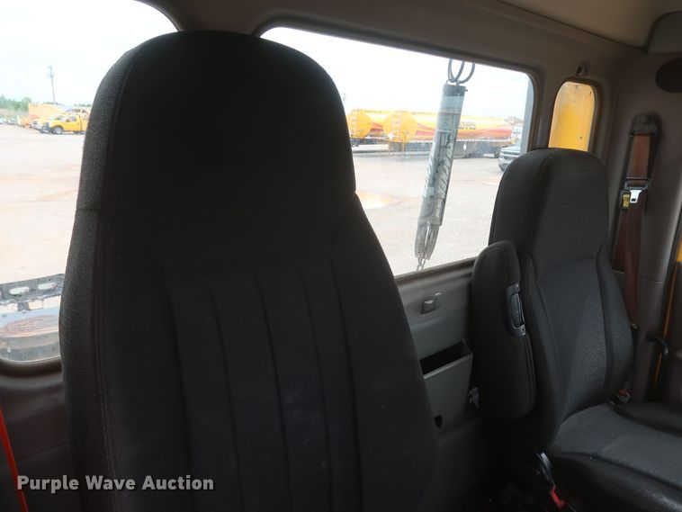 image for item KR9822 2019 Peterbilt 579  semi truck