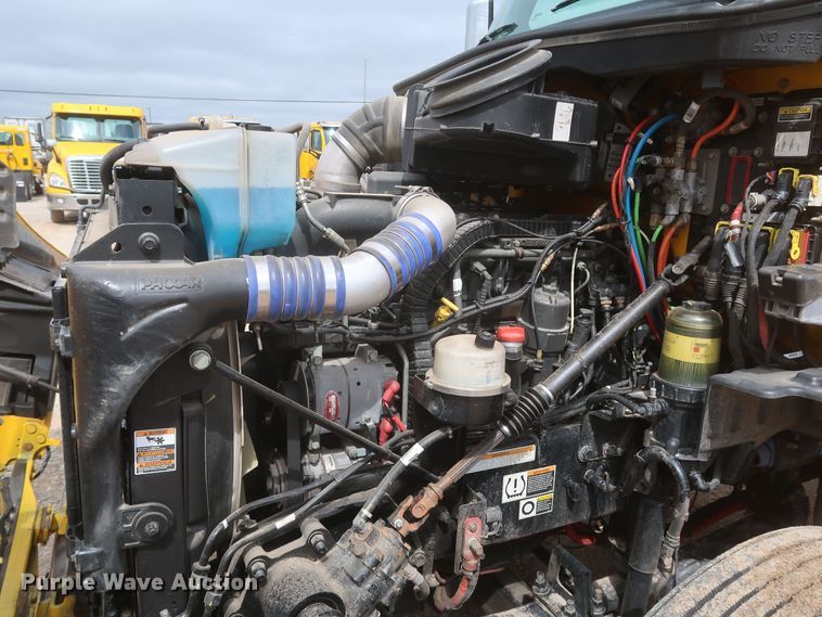 image for item KR9822 2019 Peterbilt 579  semi truck