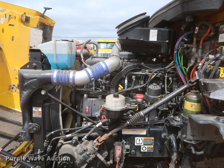 image for item KR9822 2019 Peterbilt 579  semi truck