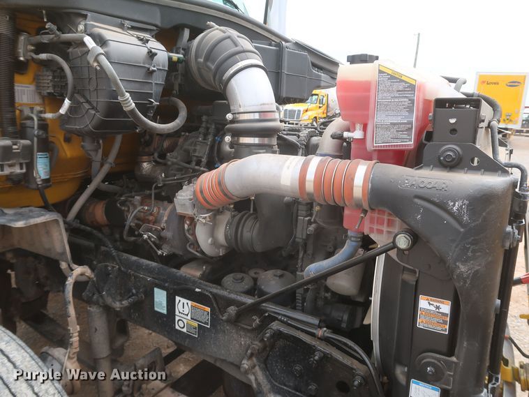 image for item KR9822 2019 Peterbilt 579  semi truck