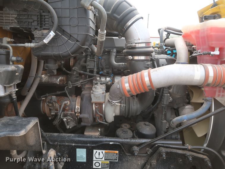 image for item KR9822 2019 Peterbilt 579  semi truck