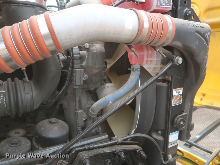 image for item KR9822 2019 Peterbilt 579  semi truck