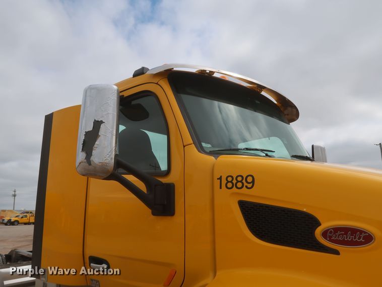 image for item KR9822 2019 Peterbilt 579  semi truck