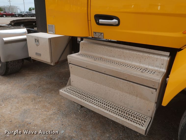 image for item KR9822 2019 Peterbilt 579  semi truck