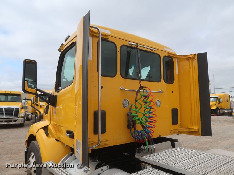 image for item KR9822 2019 Peterbilt 579  semi truck