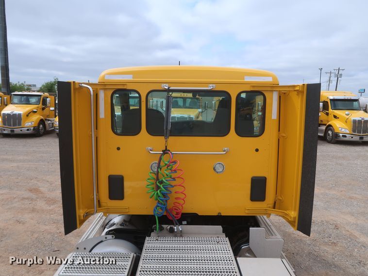 image for item KR9822 2019 Peterbilt 579  semi truck