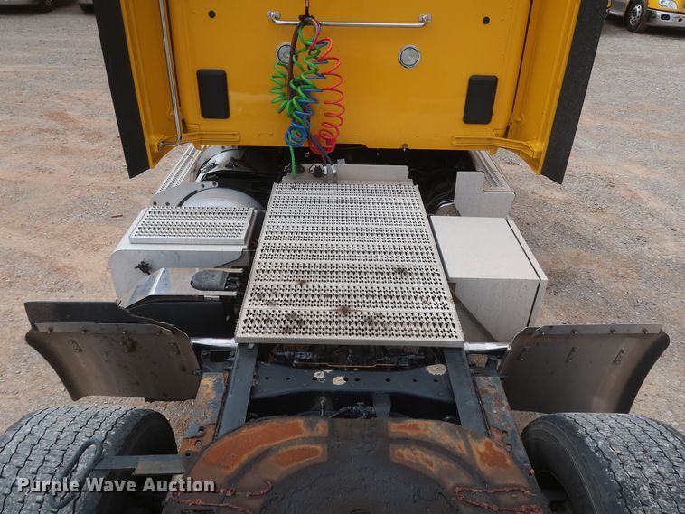 image for item KR9822 2019 Peterbilt 579  semi truck