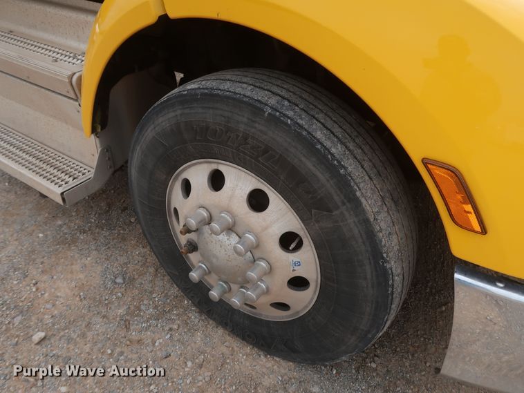 image for item KR9822 2019 Peterbilt 579  semi truck