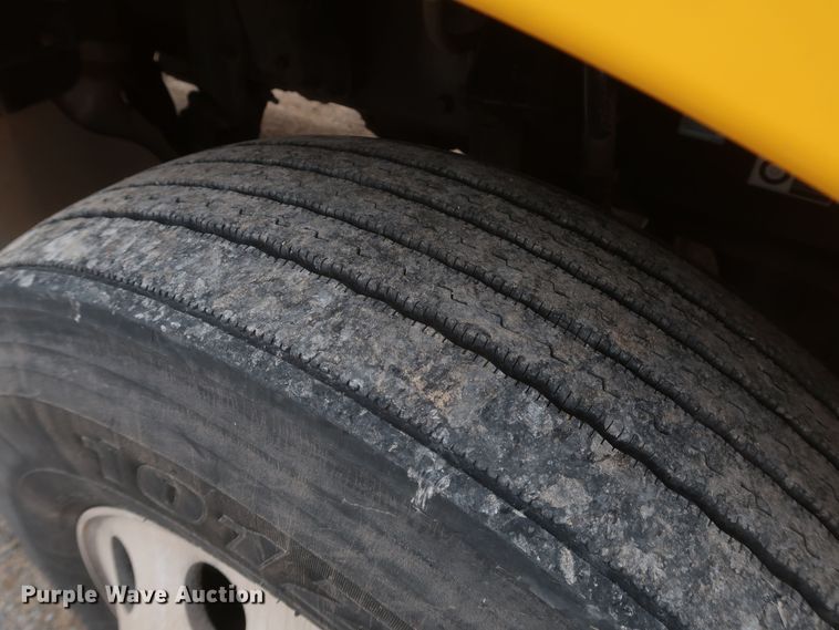 image for item KR9822 2019 Peterbilt 579  semi truck