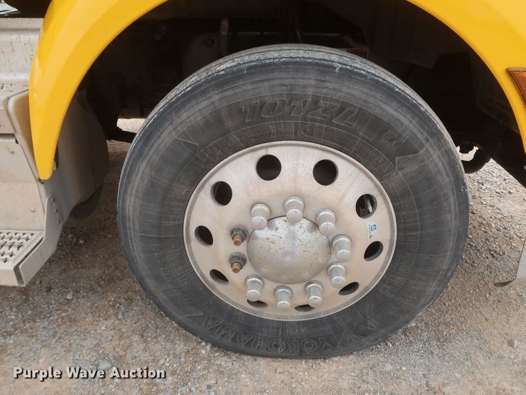 image for item KR9822 2019 Peterbilt 579  semi truck