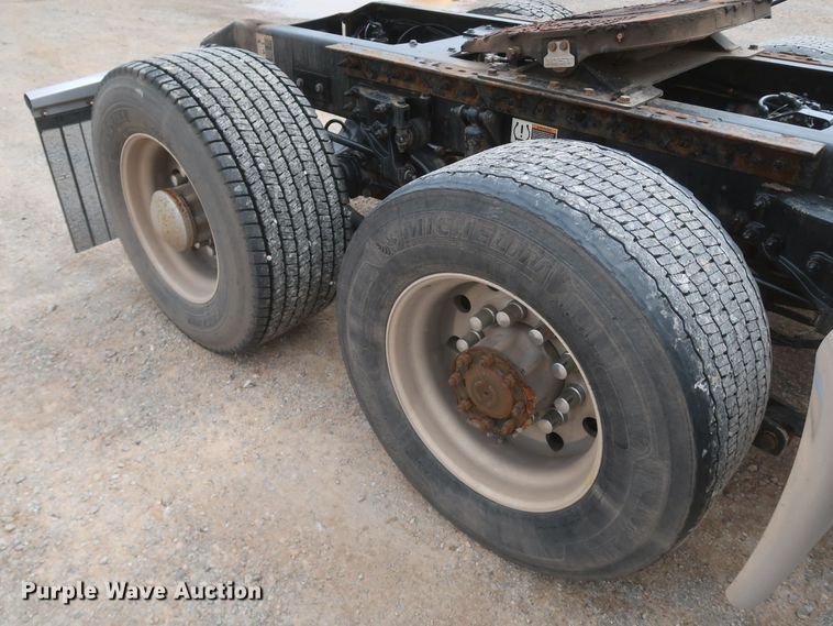 image for item KR9822 2019 Peterbilt 579  semi truck