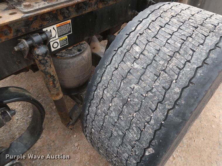 image for item KR9822 2019 Peterbilt 579  semi truck