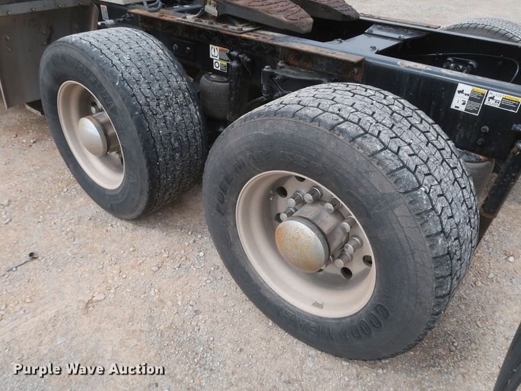 image for item KR9822 2019 Peterbilt 579  semi truck