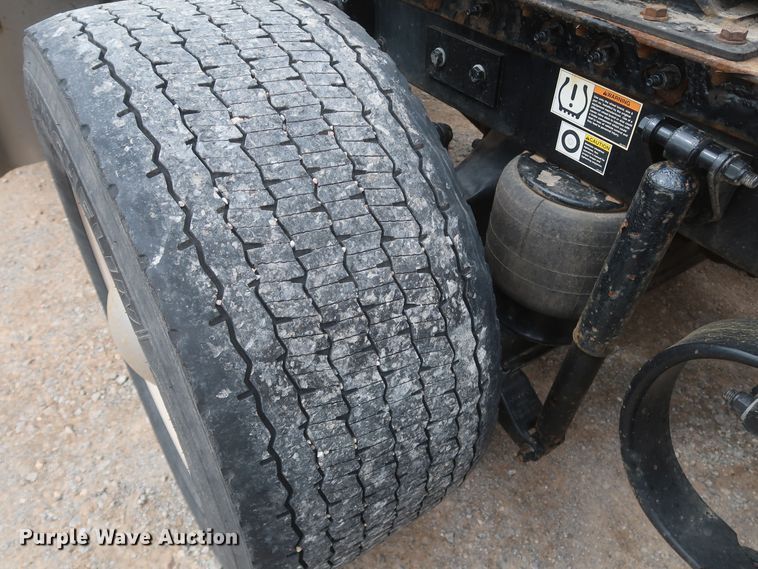 image for item KR9822 2019 Peterbilt 579  semi truck