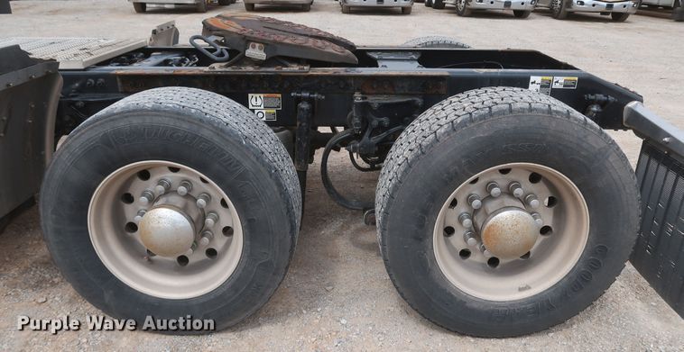 image for item KR9822 2019 Peterbilt 579  semi truck