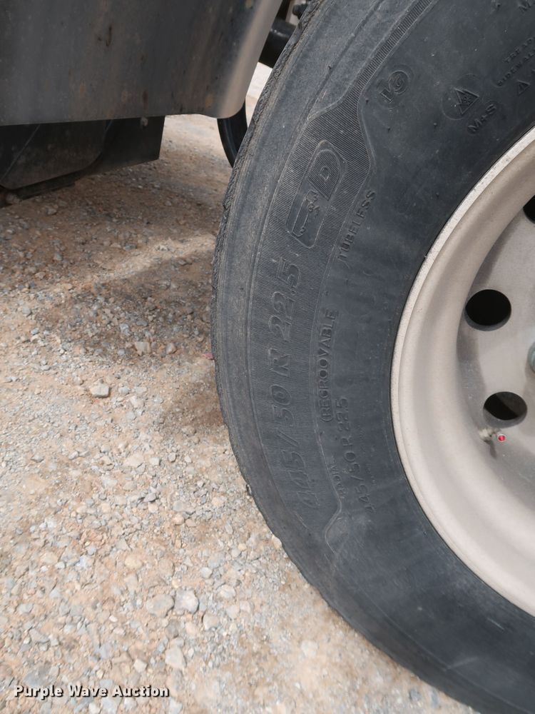 image for item KR9822 2019 Peterbilt 579  semi truck