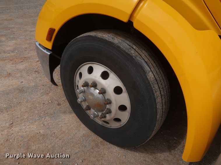 image for item KR9822 2019 Peterbilt 579  semi truck