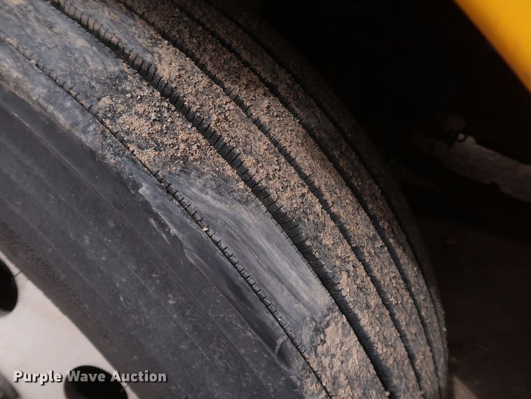 image for item KR9822 2019 Peterbilt 579  semi truck