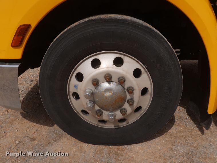 image for item KR9822 2019 Peterbilt 579  semi truck