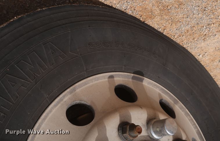 image for item KR9822 2019 Peterbilt 579  semi truck